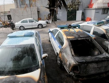 Τραυματισμός 2 αστυνομικών και καταστροφές περιπολικών από βόμβες μολότοφ σε Εξάρχεια- Επεισόδια στο Περιστέρι (φωτό)